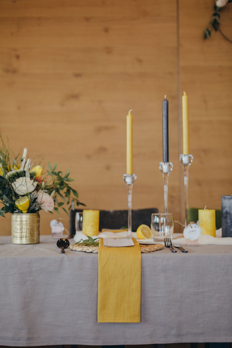 Eine frabenfrohe und moderne Sommerhochzeit in der Pantone Farbe des Jahres 2021 Illuminating & Ultimate Grey