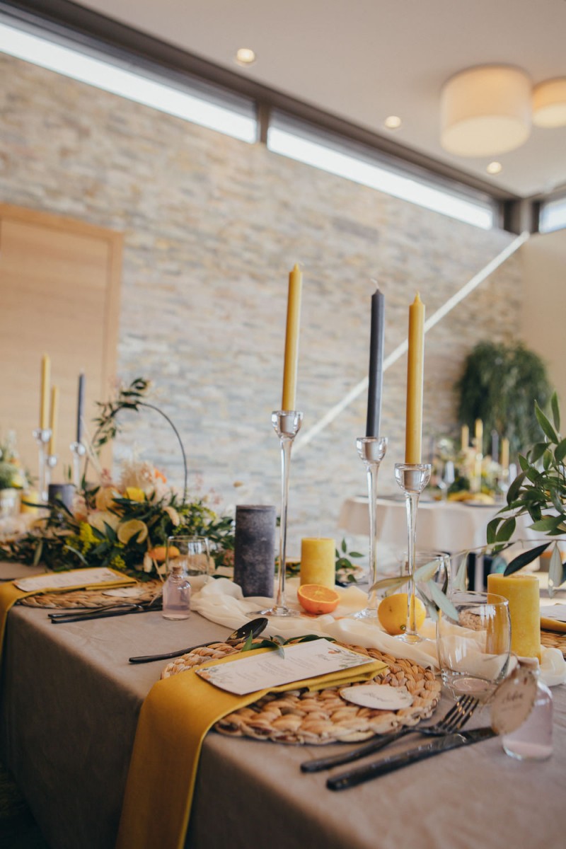 Eine frabenfrohe und moderne Sommerhochzeit in der Pantone Farbe des Jahres 2021 Illuminating & Ultimate Grey