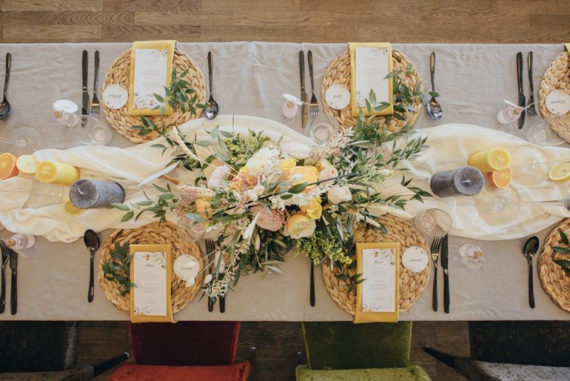 Eine frabenfrohe und moderne Sommerhochzeit in der Pantone Farbe des Jahres 2021 Illuminating & Ultimate Grey