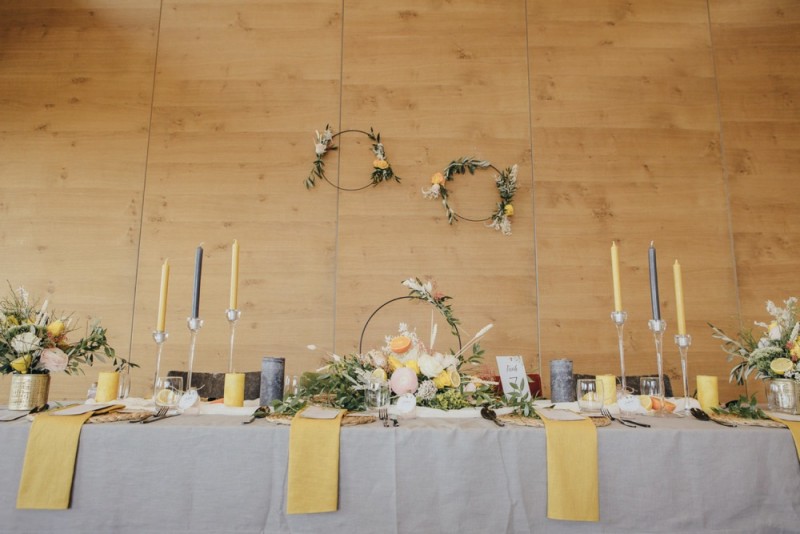 Eine frabenfrohe und moderne Sommerhochzeit in der Pantone Farbe des Jahres 2021 Illuminating & Ultimate Grey