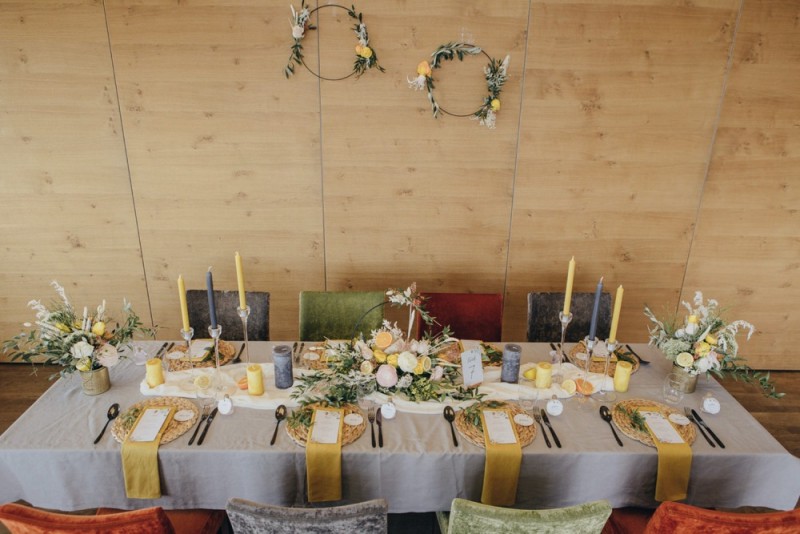 Eine frabenfrohe und moderne Sommerhochzeit in der Pantone Farbe des Jahres 2021 Illuminating & Ultimate Grey