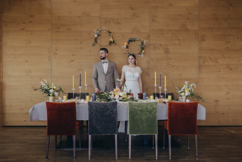 Eine frabenfrohe und moderne Sommerhochzeit in der Pantone Farbe des Jahres 2021 Illuminating & Ultimate Grey