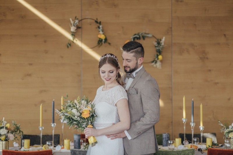 Eine frabenfrohe und moderne Sommerhochzeit in der Pantone Farbe des Jahres 2021 Illuminating & Ultimate Grey