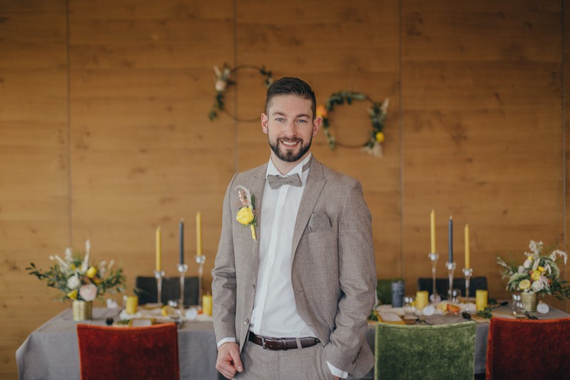 Eine frabenfrohe und moderne Sommerhochzeit in der Pantone Farbe des Jahres 2021 Illuminating & Ultimate Grey