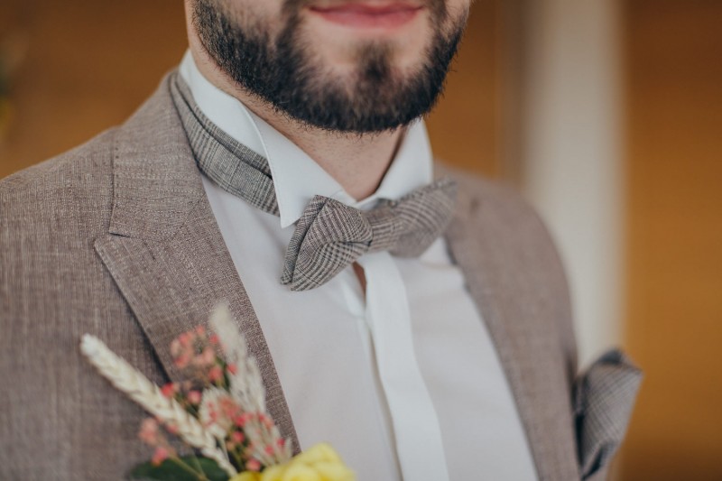 Eine frabenfrohe und moderne Sommerhochzeit in der Pantone Farbe des Jahres 2021 Illuminating & Ultimate Grey