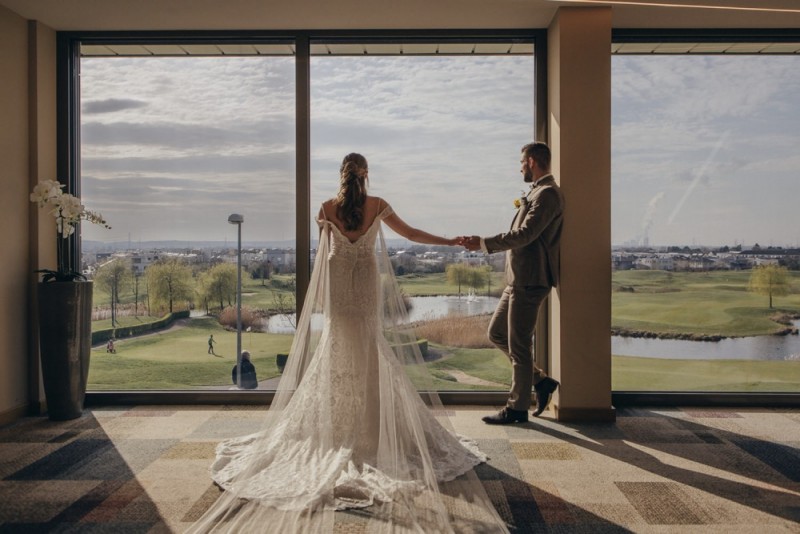 Eine frabenfrohe und moderne Sommerhochzeit in der Pantone Farbe des Jahres 2021 Illuminating & Ultimate Grey