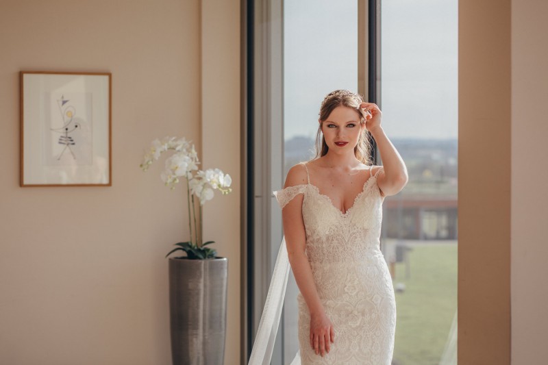 Eine frabenfrohe und moderne Sommerhochzeit in der Pantone Farbe des Jahres 2021 Illuminating & Ultimate Grey