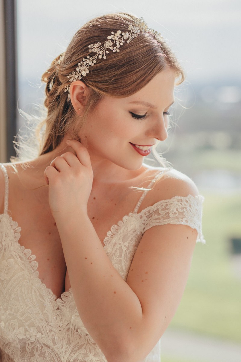 Eine frabenfrohe und moderne Sommerhochzeit in der Pantone Farbe des Jahres 2021 Illuminating & Ultimate Grey Brautmakeup, Brautfrisur, Brautfrisuren, Hochzeitsmakeup, Hochzeitsfrisur, DIY Brautfrisur, DIY Brautmakeup, Brautstyling, DIY Brautstyling, Updo, Hochsteckfrisur, Hochzeitsfrisur