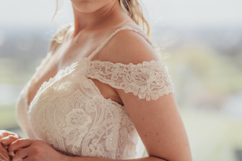 Eine frabenfrohe und moderne Sommerhochzeit in der Pantone Farbe des Jahres 2021 Illuminating & Ultimate Grey