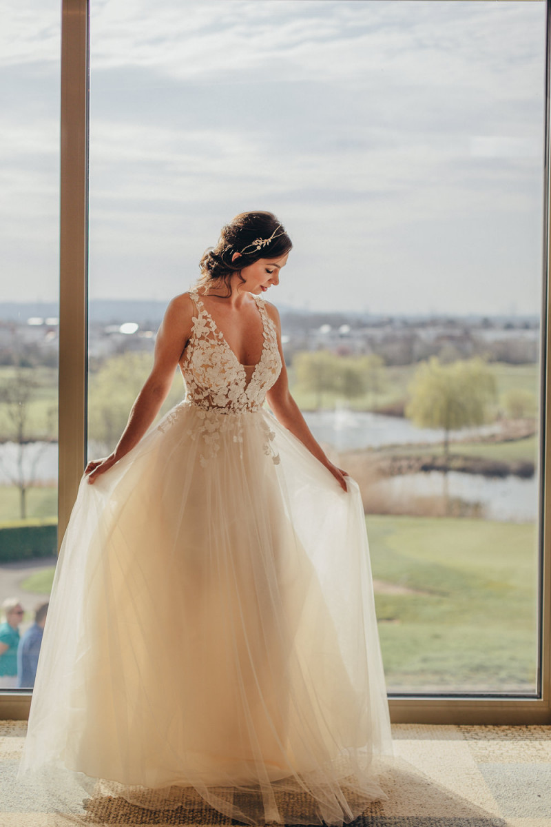 Eine frabenfrohe und moderne Sommerhochzeit in der Pantone Farbe des Jahres 2021 Illuminating & Ultimate Grey