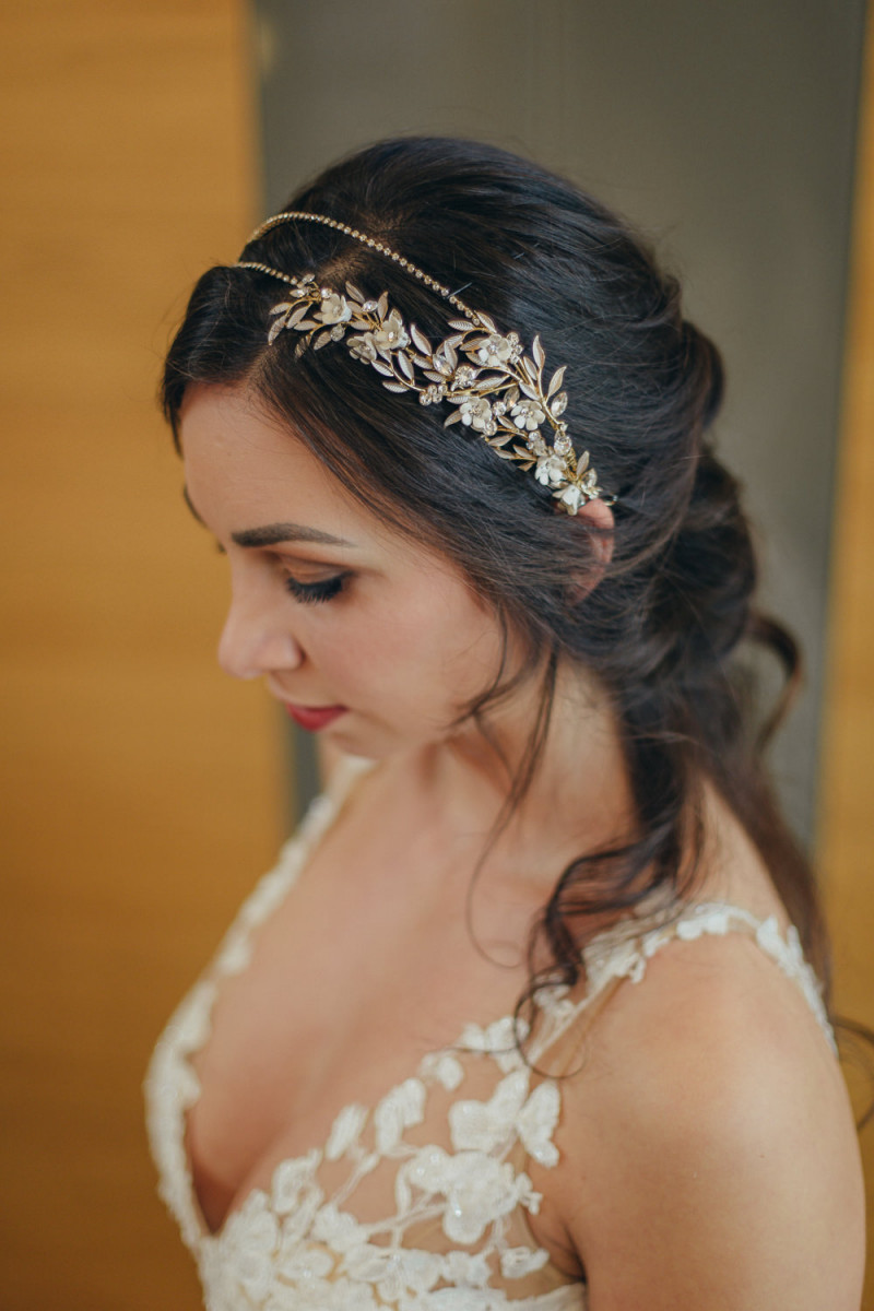 Eine frabenfrohe und moderne Sommerhochzeit in der Pantone Farbe des Jahres 2021 Illuminating & Ultimate Grey Brautmakeup, Brautfrisur, Brautfrisuren, Hochzeitsmakeup, Hochzeitsfrisur, DIY Brautfrisur, DIY Brautmakeup, Brautstyling, DIY Brautstyling, Updo, Hochsteckfrisur, Hochzeitsfrisur