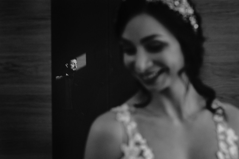 Eine frabenfrohe und moderne Sommerhochzeit in der Pantone Farbe des Jahres 2021 Illuminating & Ultimate Grey