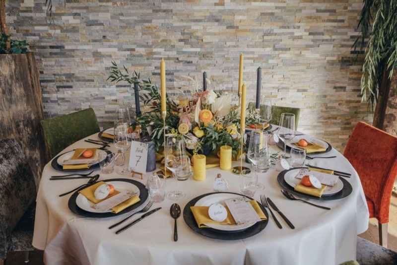 Eine frabenfrohe und moderne Sommerhochzeit in der Pantone Farbe des Jahres 2021 Illuminating & Ultimate Grey