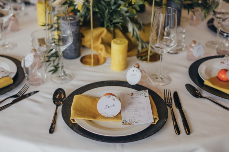 Eine frabenfrohe und moderne Sommerhochzeit in der Pantone Farbe des Jahres 2021 Illuminating & Ultimate Grey