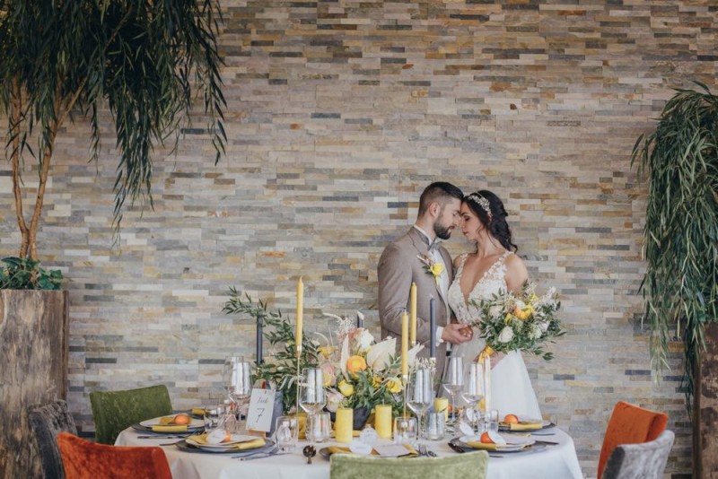 Eine frabenfrohe und moderne Sommerhochzeit in der Pantone Farbe des Jahres 2021 Illuminating & Ultimate Grey