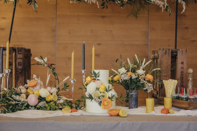 Eine frabenfrohe und moderne Sommerhochzeit in der Pantone Farbe des Jahres 2021 Illuminating & Ultimate Grey