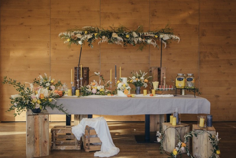 Eine frabenfrohe und moderne Sommerhochzeit in der Pantone Farbe des Jahres 2021 Illuminating & Ultimate Grey