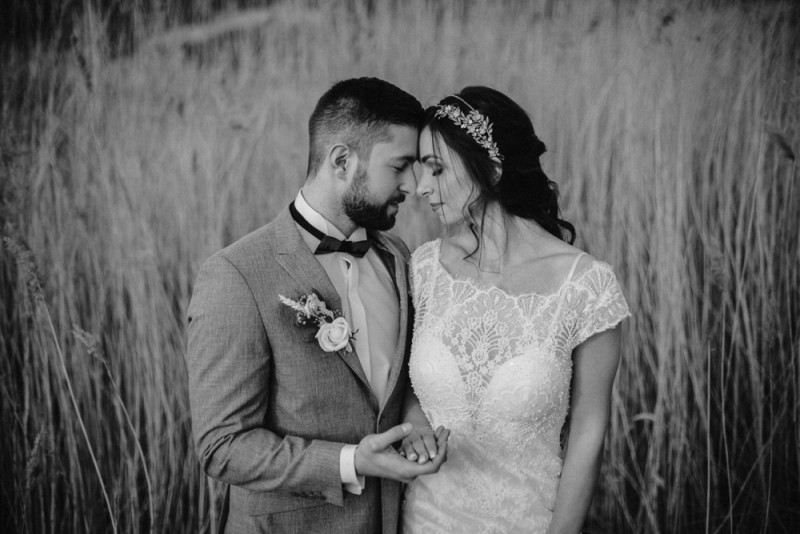 Eine frabenfrohe und moderne Sommerhochzeit in der Pantone Farbe des Jahres 2021 Illuminating & Ultimate Grey