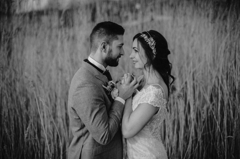 Eine frabenfrohe und moderne Sommerhochzeit in der Pantone Farbe des Jahres 2021 Illuminating & Ultimate Grey