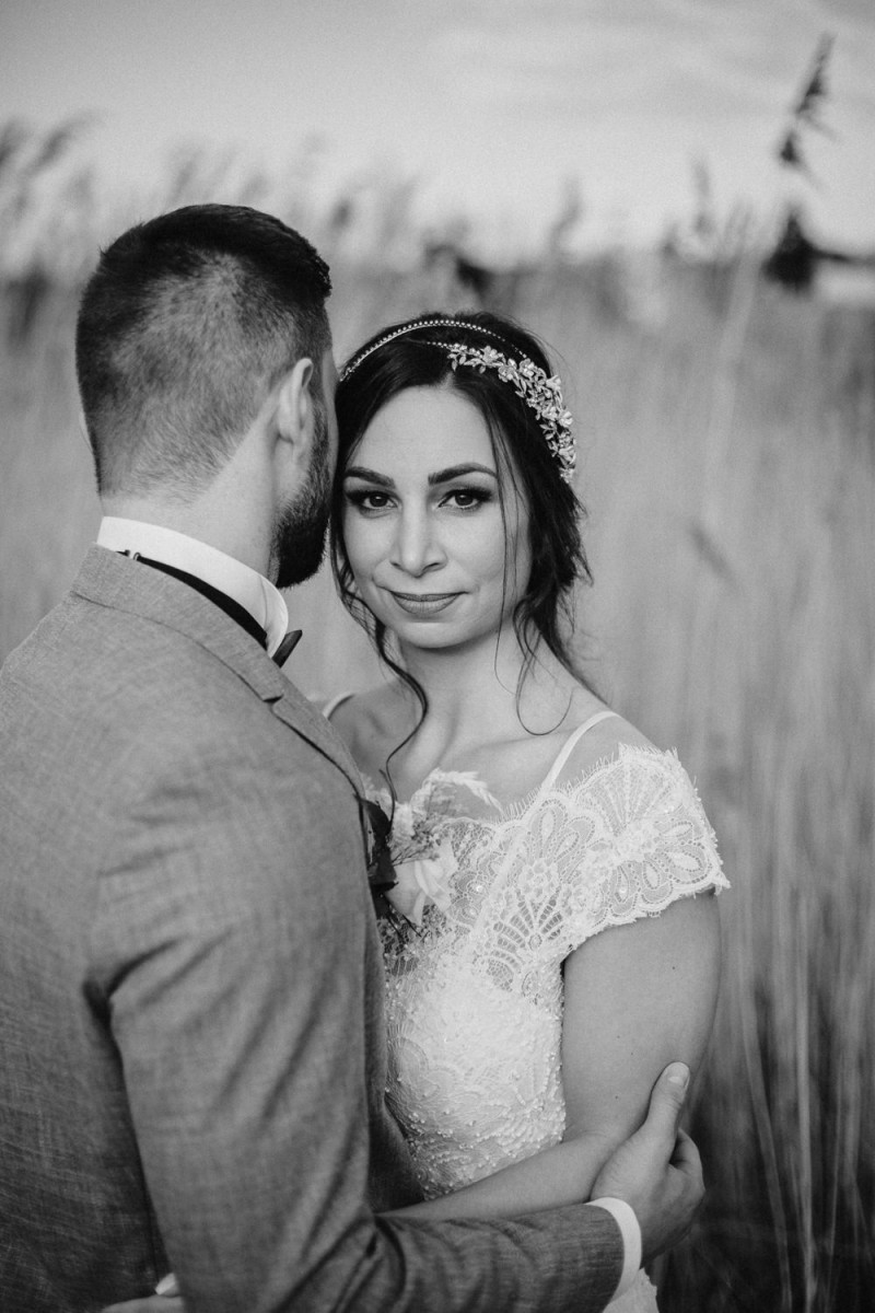 Eine frabenfrohe und moderne Sommerhochzeit in der Pantone Farbe des Jahres 2021 Illuminating & Ultimate Grey