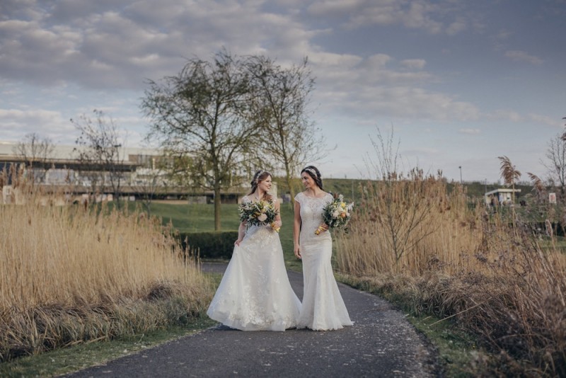 Eine frabenfrohe und moderne Sommerhochzeit in der Pantone Farbe des Jahres 2021 Illuminating & Ultimate Grey