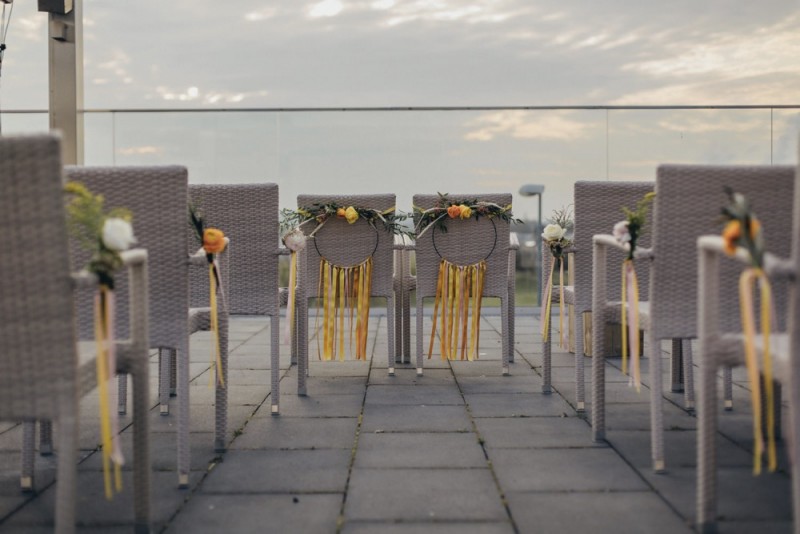 Eine frabenfrohe und moderne Sommerhochzeit in der Pantone Farbe des Jahres 2021 Illuminating & Ultimate Grey