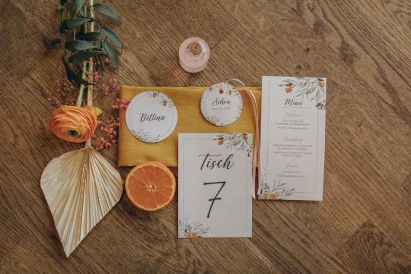 Eine frabenfrohe und moderne Sommerhochzeit in der Pantone Farbe des Jahres 2021 Illuminating & Ultimate Grey Hochzeitspapeterie, Papeterie, Sommerhochzeit