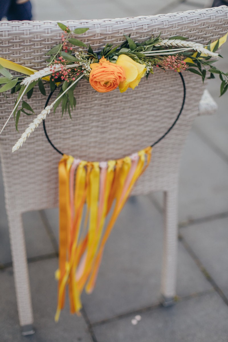 Eine frabenfrohe und moderne Sommerhochzeit in der Pantone Farbe des Jahres 2021 Illuminating & Ultimate Grey