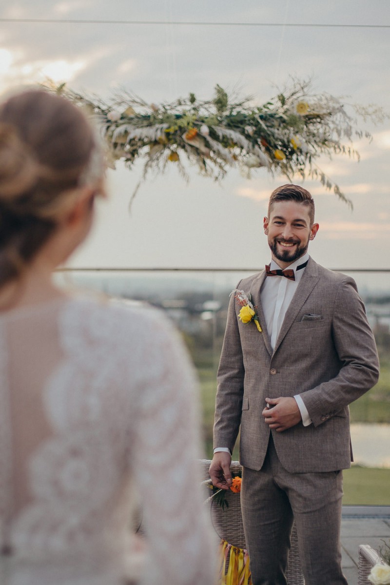 Eine frabenfrohe und moderne Sommerhochzeit in der Pantone Farbe des Jahres 2021 Illuminating & Ultimate Grey