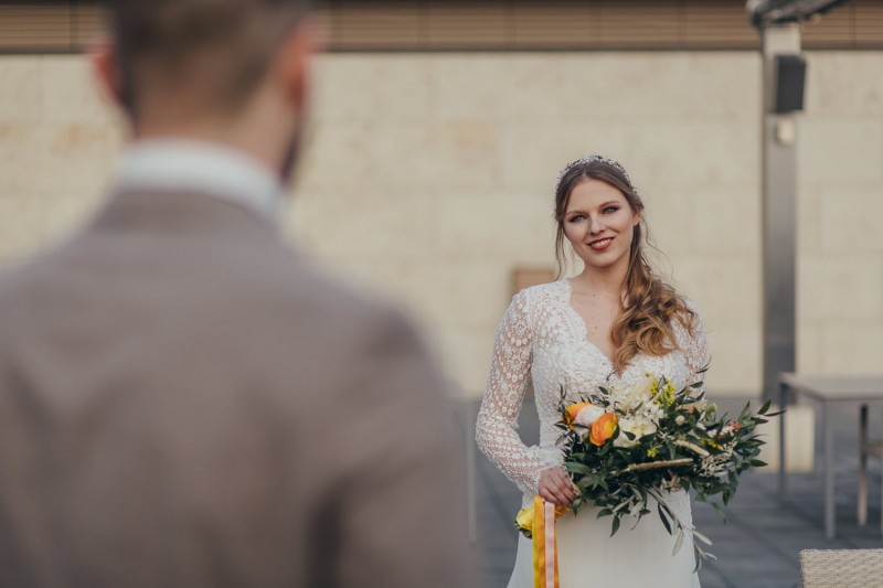 Eine frabenfrohe und moderne Sommerhochzeit in der Pantone Farbe des Jahres 2021 Illuminating & Ultimate Grey