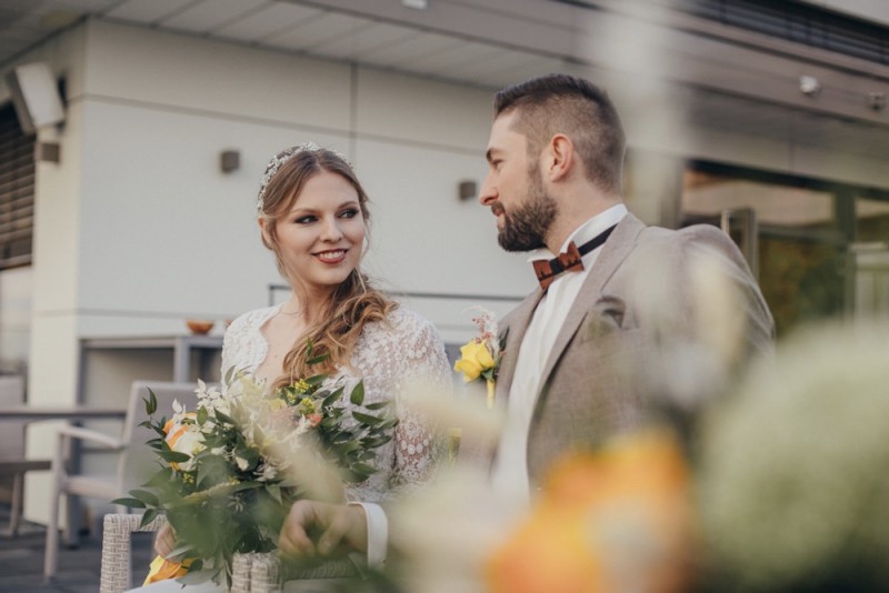 Eine frabenfrohe und moderne Sommerhochzeit in der Pantone Farbe des Jahres 2021 Illuminating & Ultimate Grey