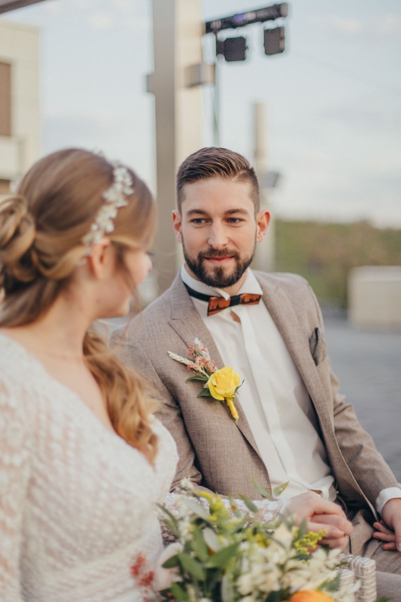 Eine frabenfrohe und moderne Sommerhochzeit in der Pantone Farbe des Jahres 2021 Illuminating & Ultimate Grey