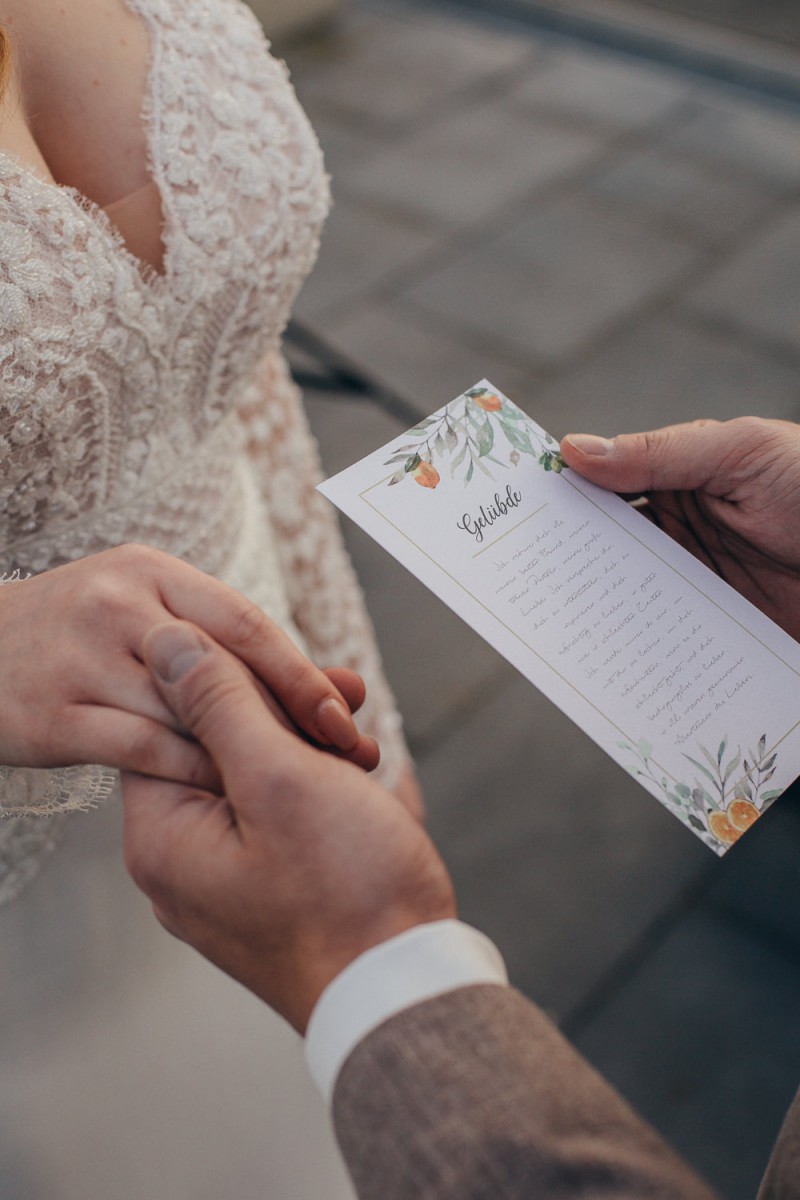 Eine frabenfrohe und moderne Sommerhochzeit in der Pantone Farbe des Jahres 2021 Illuminating & Ultimate Grey