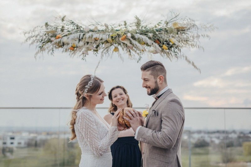 Eine frabenfrohe und moderne Sommerhochzeit in der Pantone Farbe des Jahres 2021 Illuminating & Ultimate Grey