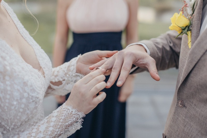 Eine frabenfrohe und moderne Sommerhochzeit in der Pantone Farbe des Jahres 2021 Illuminating & Ultimate Grey