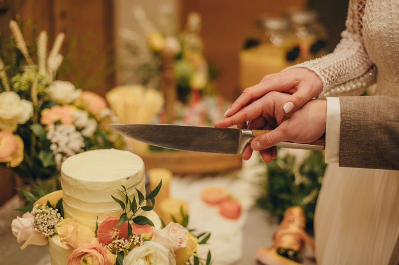 Eine frabenfrohe und moderne Sommerhochzeit in der Pantone Farbe des Jahres 2021 Illuminating & Ultimate Grey