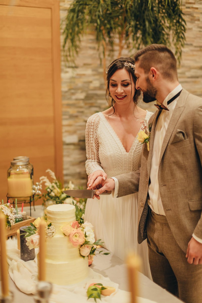 Eine frabenfrohe und moderne Sommerhochzeit in der Pantone Farbe des Jahres 2021 Illuminating & Ultimate Grey