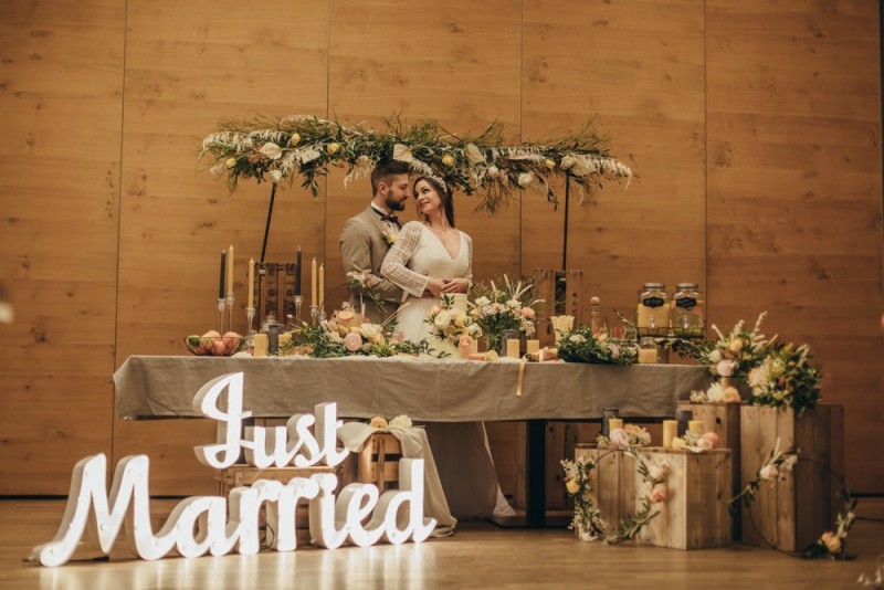 Eine frabenfrohe und moderne Sommerhochzeit in der Pantone Farbe des Jahres 2021 Illuminating & Ultimate Grey