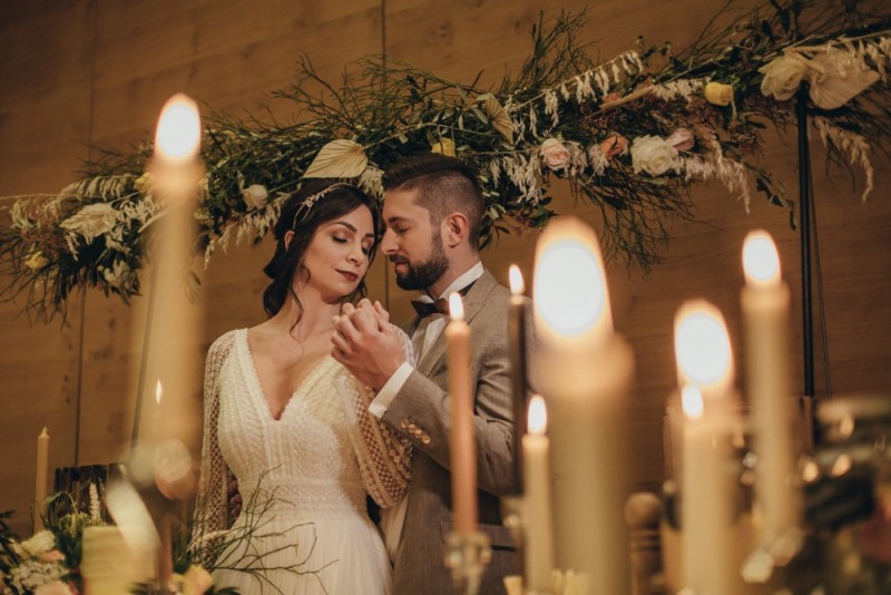 Eine frabenfrohe und moderne Sommerhochzeit in der Pantone Farbe des Jahres 2021 Illuminating & Ultimate Grey