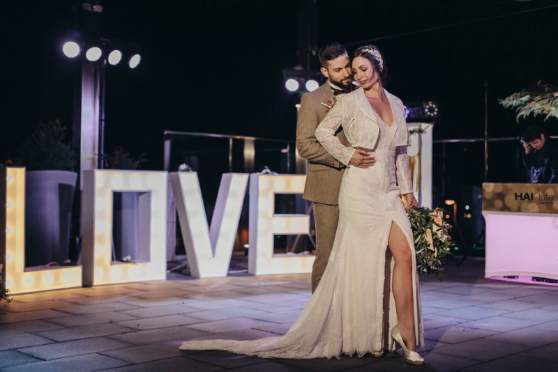 Eine frabenfrohe und moderne Sommerhochzeit in der Pantone Farbe des Jahres 2021 Illuminating & Ultimate Grey