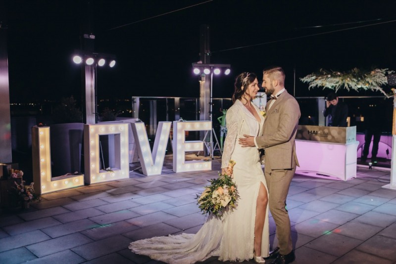 Eine frabenfrohe und moderne Sommerhochzeit in der Pantone Farbe des Jahres 2021 Illuminating & Ultimate Grey