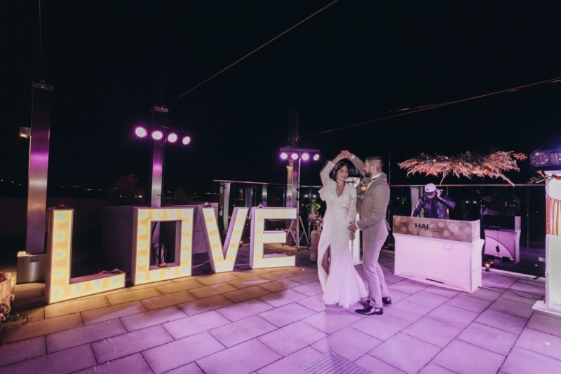 Eine frabenfrohe und moderne Sommerhochzeit in der Pantone Farbe des Jahres 2021 Illuminating & Ultimate Grey