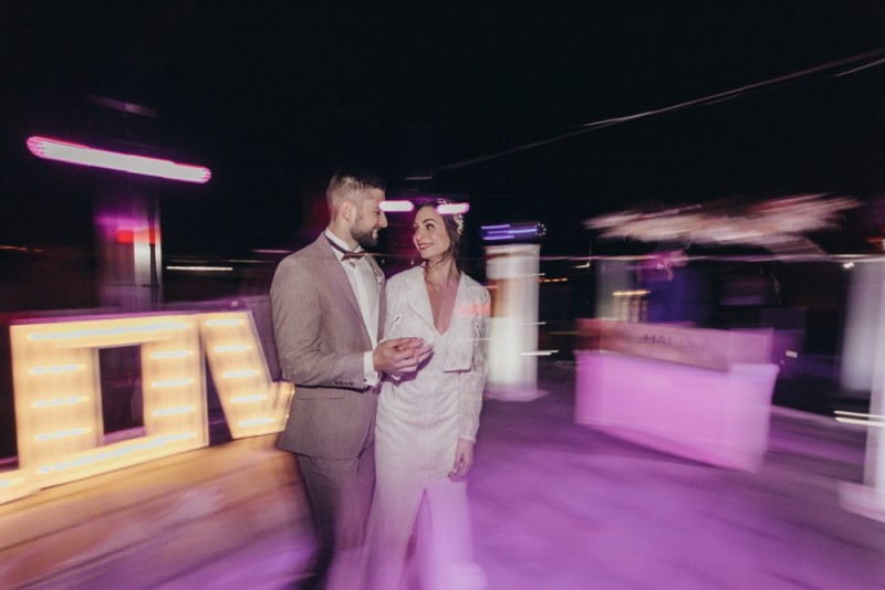 Eine frabenfrohe und moderne Sommerhochzeit in der Pantone Farbe des Jahres 2021 Illuminating & Ultimate Grey