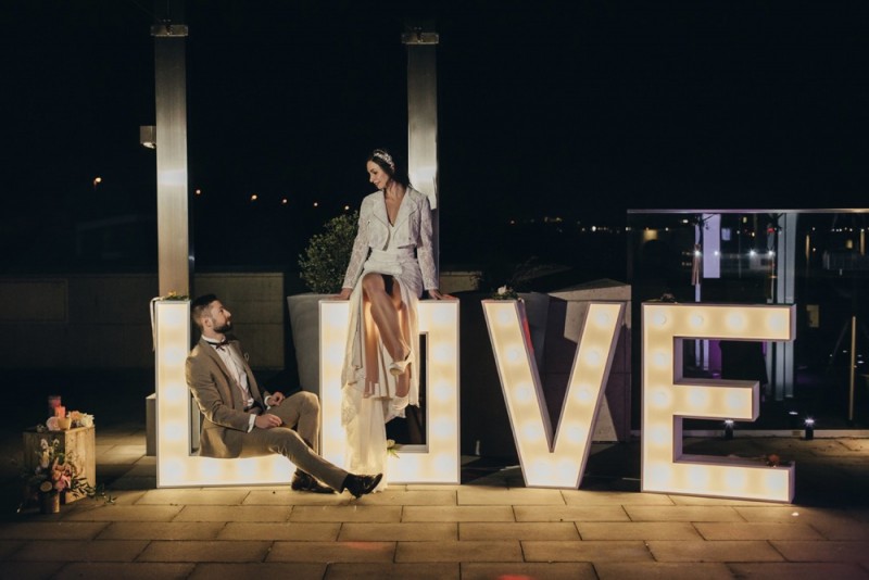 Eine frabenfrohe und moderne Sommerhochzeit in der Pantone Farbe des Jahres 2021 Illuminating & Ultimate Grey