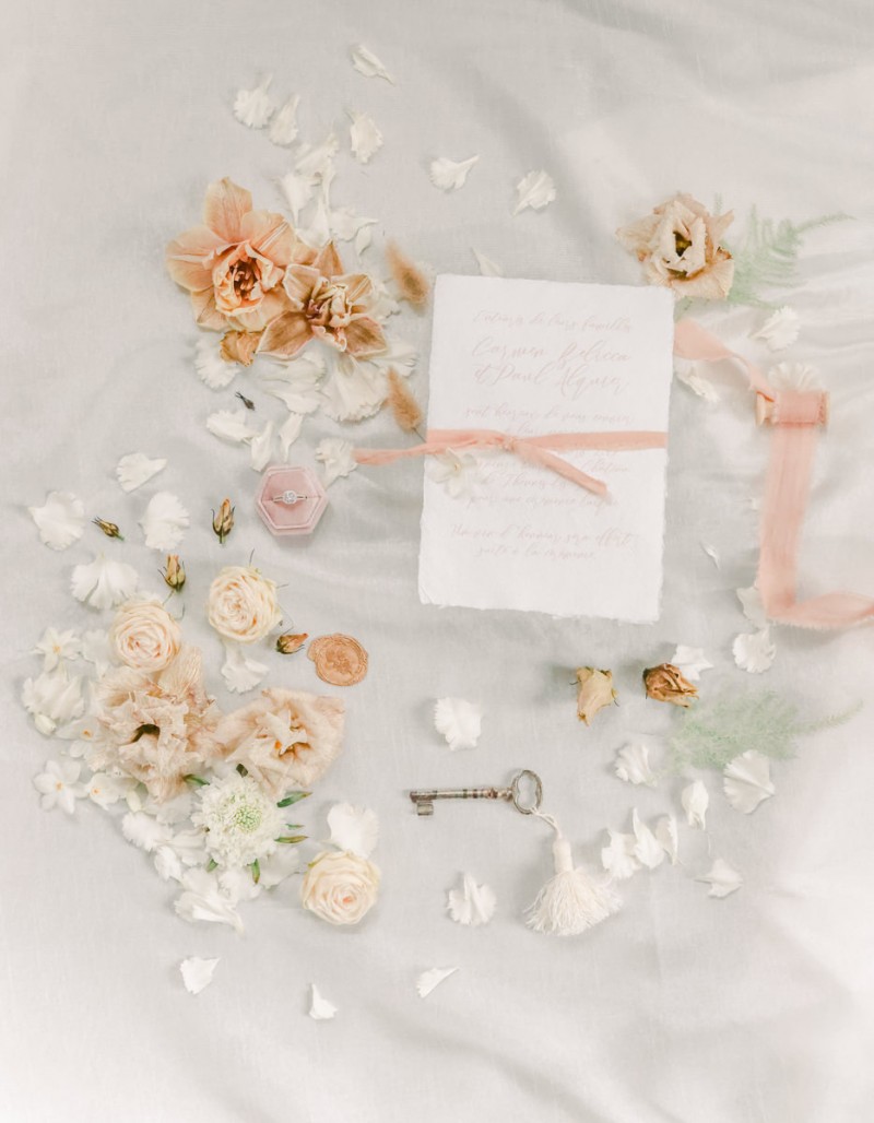 Eine elegante Greenery Sommerhochzeit im französischen Chateau de Froeschwiller Hochzeitspapeterie Fine Art Hochzeit