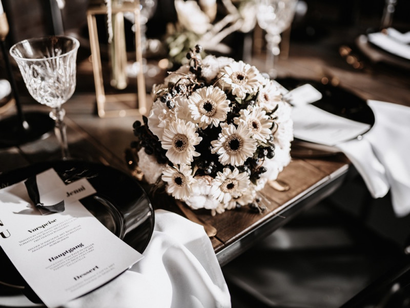Eine Industrial Hochzeit in Schwarz und Weiß Brautstrauß Schwarz Weiß