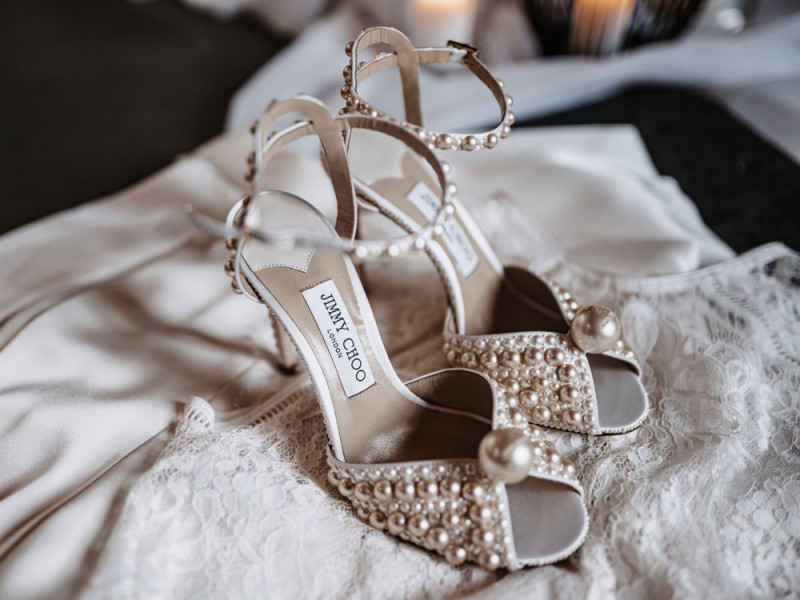 Eine Industrial Hochzeit in Schwarz und Weiß Brautschuhe, Hochzeitsschuhe, Brautschuh, Braut, Brautschuhe Perlen von Jimmy Choo