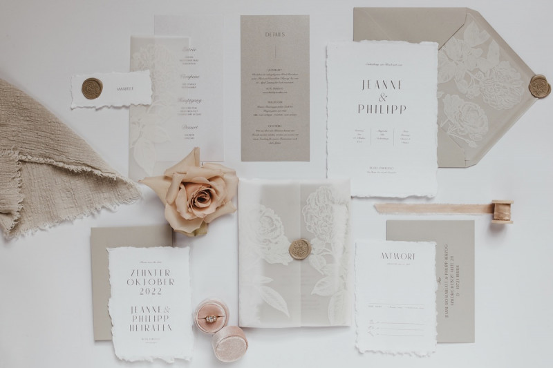 Eine Inspiration für elegante Hochzeiten, modern inszeniert voller Romantik in Weiß & Creme Elegante Hochzeitspapeterie, Papeterie, Moderne Hochzeitseinladungen