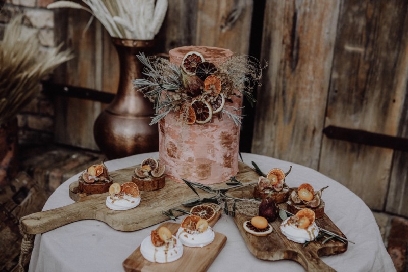 Inspiration einer Bohohochzeit wie in der Toskana in Terrakotta und Sandtönen