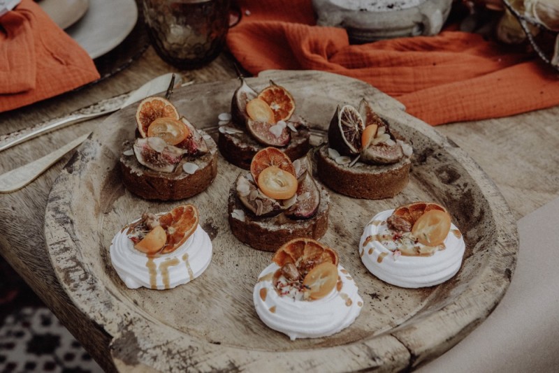 Inspiration einer Bohohochzeit wie in der Toskana in Terrakotta und Sandtönen